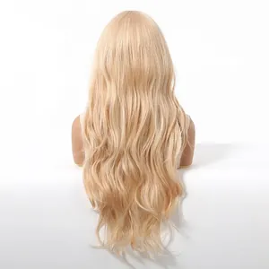 Vista trasera detallada de una peluca rubia larga y ondulada con suaves ondas doradas