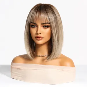 Detalle de peluca bob corta lisa rubio degradado con flequillo en cabeza de maniquí profesional
