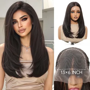 Detailansicht der 13x6 Lace-Front-Perücke mit langen dunklen Haaren und realistischer Netzbasis
