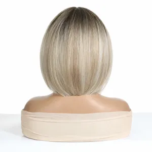 Vista trasera de una peluca corta estilo bob rubio degradado con su textura suave