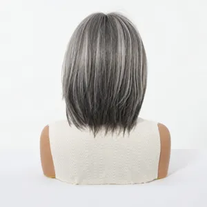 Vista trasera detallada de una peluca bob corta y recta con degradado gris