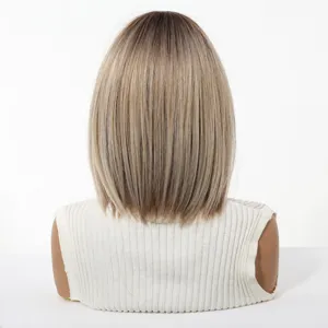 Detalle de la vista trasera de una peluca bob corta rubia degradada de 12 pulgadas.