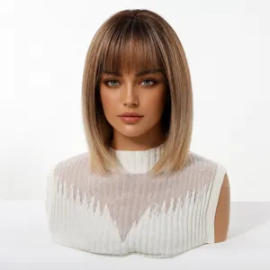 Detalle de peluca corta y lisa estilo bob rubio degradado con flequillo en un maniquí.