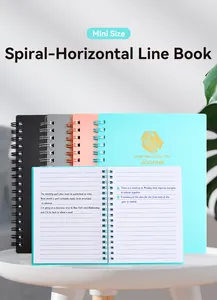 Detailansicht eines linierten A6-Spiralnotizbuchs mit hellblauem PP-Einband.