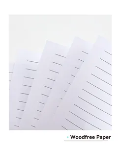 Detailansicht von hochwertigem holzfreiem Papier mit gepunkteten horizontalen Linien