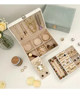 Detalle interior de un joyero de cuero blanco de 2 capas con compartimentos