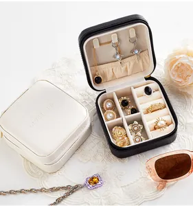 Elegante joyero de viaje compacto para organizar anillos, pendientes y collares.