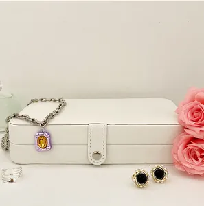 Grande portagioie in pelle PU bianca con chiusura a bottone e decorazione floreale