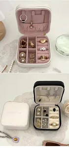 Detalle de la caja de joyas de viaje portátil que muestra ranuras para anillos