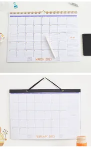 Detailweergave van de Engelse muurkalender 2023 met spiraalbinding en ophangmogelijkheden