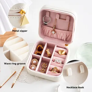 Mini joyero portátil de viaje con ranuras para anillos y ganchos