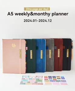 Gedetailleerd overzicht van meerkleurige A5 kunstleren dagplanners met accessoires