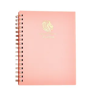 Eleganter A6 korallenrosa PP-Spiralnotizblock mit goldenem Löwenlogo für das Tagebuch