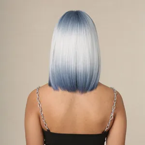 Vista posteriore di una parrucca bob dritta sfumata blu-grigio in capelli sintetici