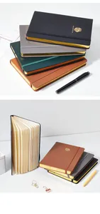 Detail van een A5 lederen notitienotitieboek met gouden randen en leeuwenlogo