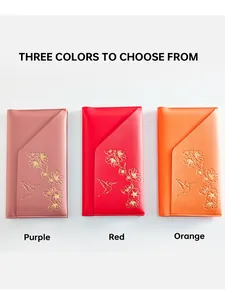 Sobres de cuero PU en púrpura, rojo y naranja con diseños de flores y aves doradas.