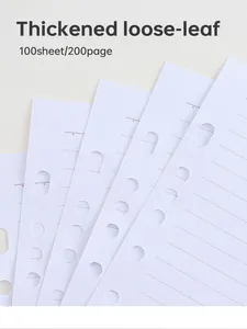 Vista macro detallada del papel de recambio blanco grueso de hojas sueltas con agujeros