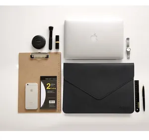 Elegante funda negra mate para portátil mostrada en una organización de escritorio chic