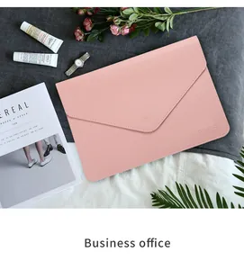 Elegante funda para portátil rosa mate estilo sobre en ambiente de oficina