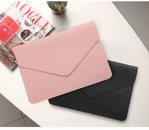 Vista de detalle de las fundas para portátil de cuero sintético rosa y negro