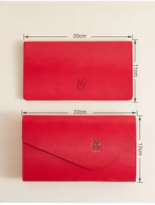 Vista detallada que muestra las dimensiones de dos sobres de PU rojo