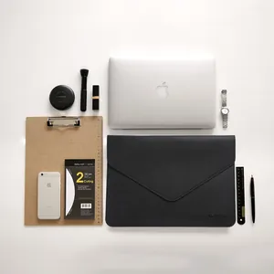 Funda de cuero negro mate para portátil MacBook en un estilo plano profesional.