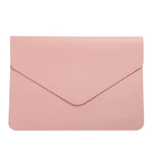 Funda para portátil de cuero rosa minimalista con elegante diseño de sobre y perfil delgado