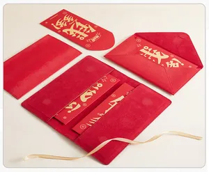 Detalle del organizador de cuero PU rojo con sobres rojos festivos grabados en oro