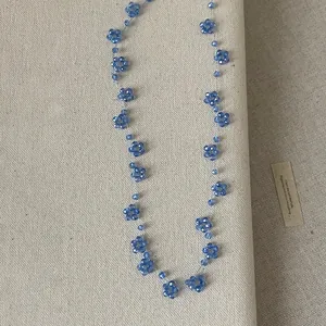 Detailopname van een handgemaakte blauwe kralenketting met gefacetteerde kristallen