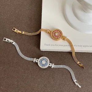 Gros plan de bracelets boussole en zircon rotatif en or et argent avec détails en cristal