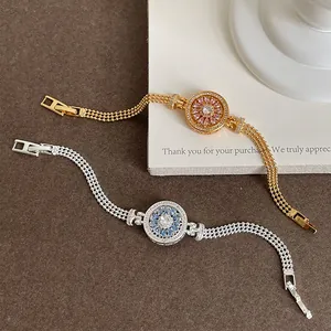 Gros plan du bracelet boussole en zircon rotatif avec bracelet en maille sophistiqué