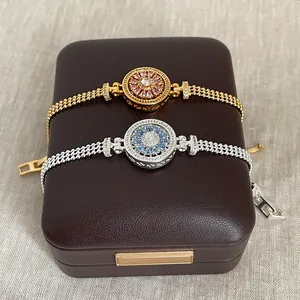 Vue détaillée de bracelets compas rotatifs élégants avec des zircons étincelants.