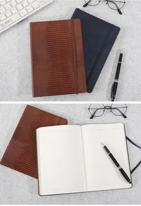 Detailweergave van A5 echt lederen notitieboek met hagedispatroon en gelinieerd papier