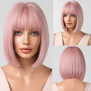 Vista dettagliata della parrucca bob corta liscia rosa con frangia da più angolazioni