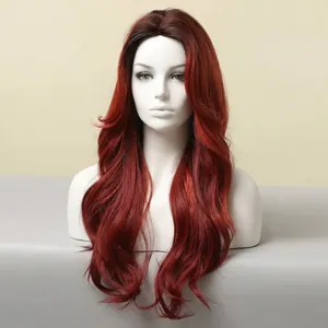 Perruque synthétique longue ondulée rouge ombrée avec raie au milieu sur mannequin.
