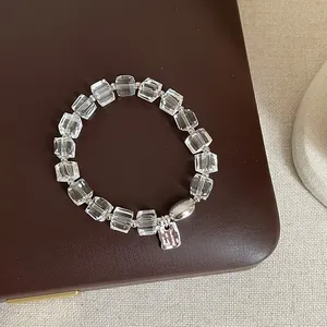 Gros plan de perles de cristal claires et irrégulières sur un bracelet élégant.