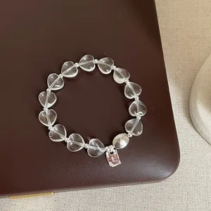 Vue détaillée d'un bracelet en cristal de roche clair avec perles en cœur et argent S925