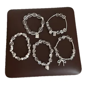 Élégant ensemble de bracelets en cristal de quartz blanc irrégulier et charms argentés