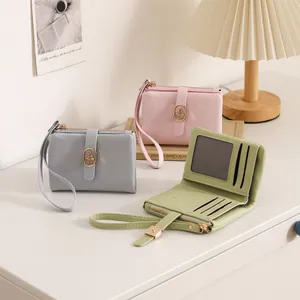 Detalle de carteras cortas para mujer con textura craquelada y cierre de hoja.