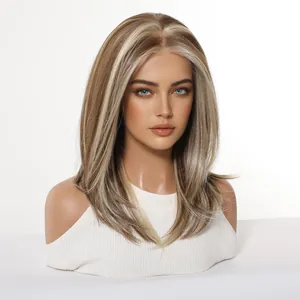 Détail d'une perruque raide marron méchée blonde réaliste avec raie naturelle au milieu