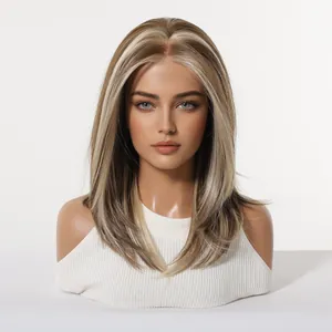 Gros plan d'une perruque brune longue et lisse avec des reflets blonds sur mannequin
