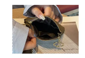 Détail de l'intérieur d'un petit porte-monnaie en cuir avec fermeture éclair