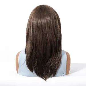 Vue arrière d'une perruque longue et lisse marron avec reflets et coupe en V détaillée