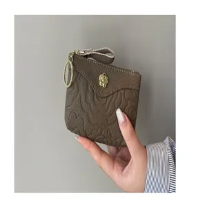 Élégant mini porte-monnaie en cuir marron avec gaufrage rose et breloque fleurie dorée