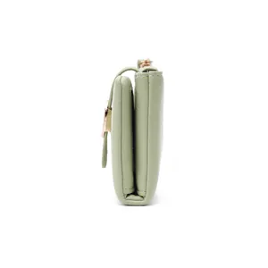 Vista de perfil detallada de una cartera corta de mujer en cuero texturizado verde matcha.