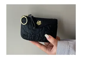 Mini porte-monnaie en cuir gaufré noir avec élégante fleur de camélia dorée