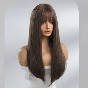 Gros plan d'une longue perruque brune lisse avec frange sur une tête de mannequin