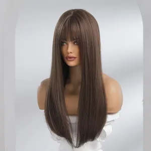 Vue détaillée montrant la texture d'une perruque longue et lisse brune avec frange