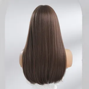 Vue arrière détaillée montrant la texture d'une perruque synthétique longue et brune