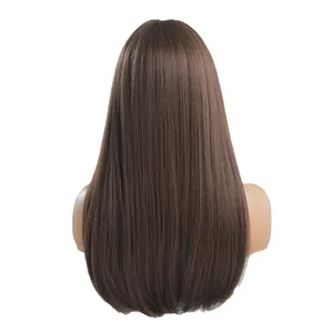 Perruque synthétique longue et lisse marron naturel pour femme vue de derrière